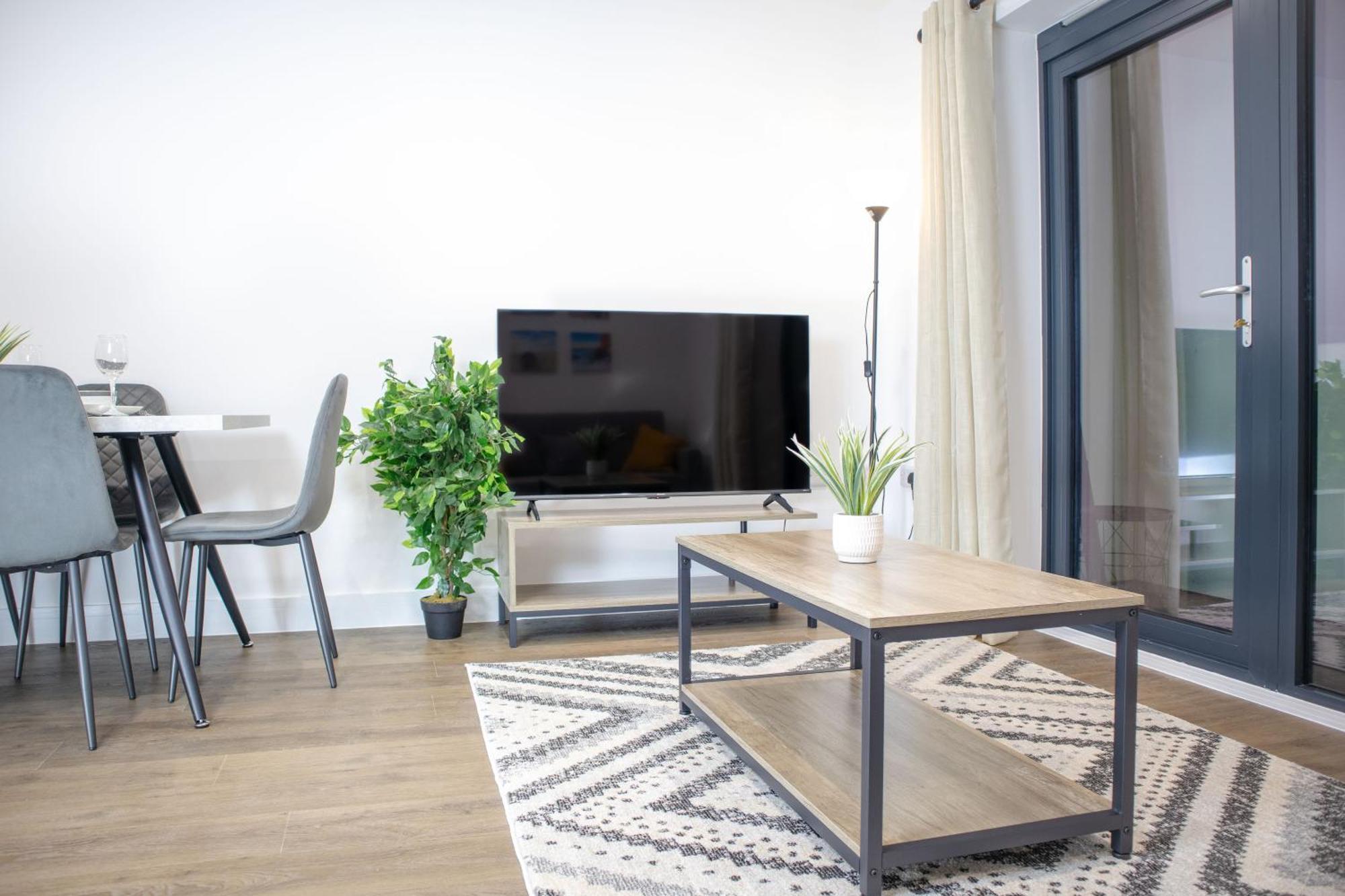 Central 2 Bed 2 Bath Apartment Near Brighton College, Beach, Hospital - Long Stay Offers ภายนอก รูปภาพ
